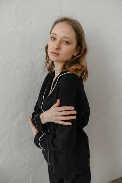 Жіноча чорна піжама з білим кантом муслін, сорочка + штани MF1210266-BK фото